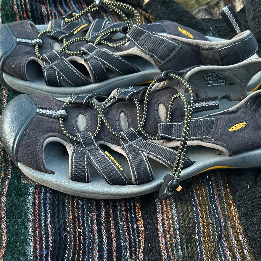Like new Keen Black and Gray Athletic Sandals - Picture 3 of 7